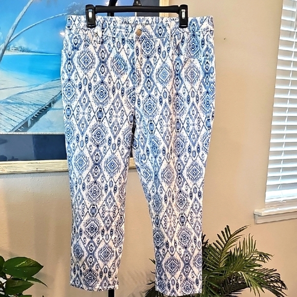 Chico's Pants - Blue and White Slimming Capri Pants Size 2.5 Chicos
